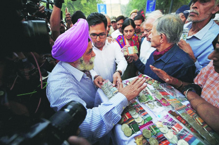 नवी दिल्ली येथील इंदिरा गांधी विमानतळावर मंगळवारी निवृत्त लष्करी अधिकारी व जवानांनी शौर्य पदके ‘एक पद एक निवृत्ती वेतन’च्या प्रश्नावर सरकारला परत केली.