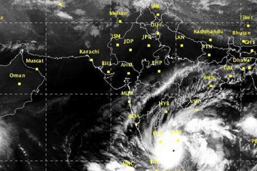 चक्रीवादळ सोमवारी दुपारी १२ ते अडीच वाजण्याच्या सुमारास तामिळनाडू आणि पुड्डुचेरीच्या किनाऱ्यावर धडकण्याची शक्यता होती.