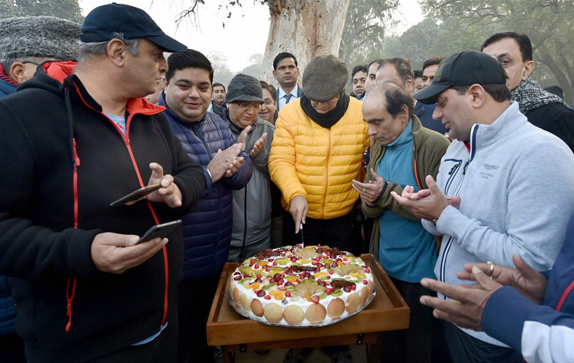 नवी दिल्लीतील लोधी गार्डन येथे उपस्थितांसमवेत केक कापताना अरुण जेटली. (सौजन्य - पीटीआय)