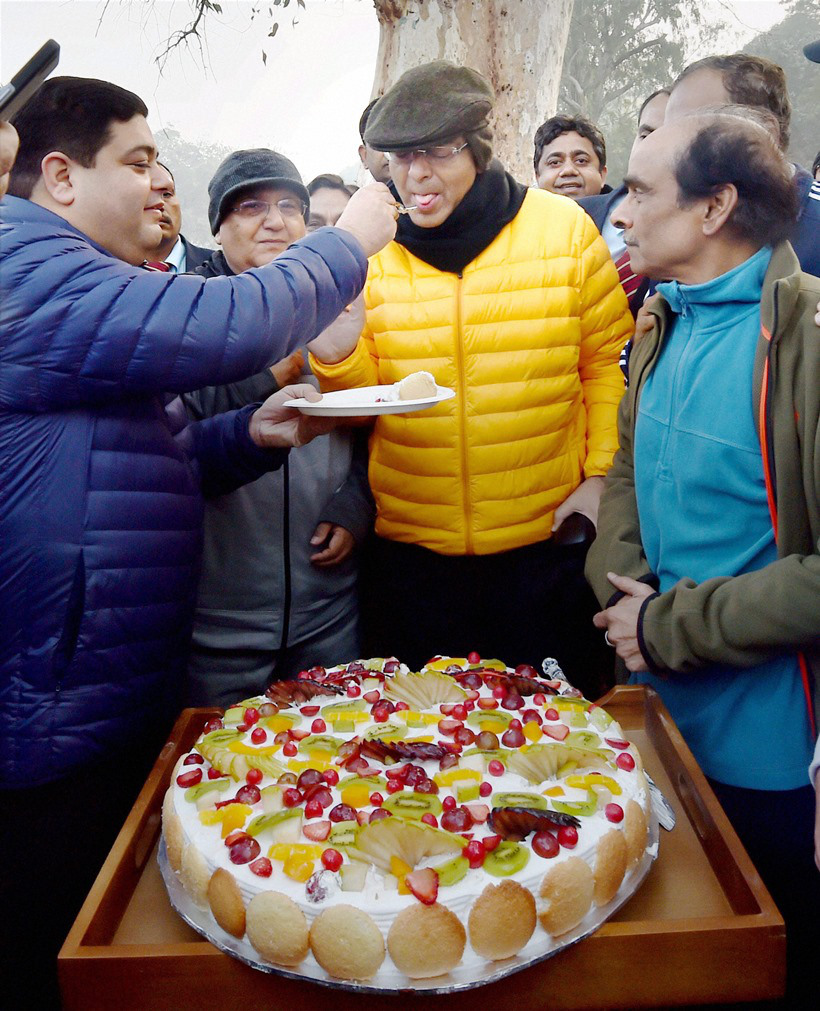 अरुण जेटलींना वाढदिवसानिमित्त उपस्थितांकडून केक भरविण्यात आला. (सौजन्य - पीटीआय)