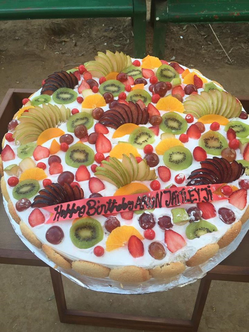 अरुण जेटली यांच्या वाढदिवसानिमित्त गोलाकार किंग साईज फ्रुट अॅण्ड ज्युसी क्रिम केक मागविण्यात आला होता. (सौजन्य - फेसबुक)
