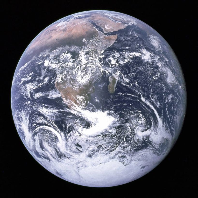 नासाच्या अपोलो-१७ टीमने पृथ्वीचे टिपलेले पुर्णाकृती छायाचित्र. (छाया सौजन्य- नासा)