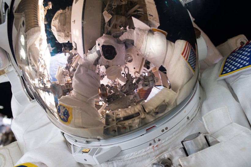 स्पेसवॉक सेल्फी: नासाच्या एक्सपेडिशन ४५ चे कमांडर स्कॉट केली यांनी स्पेसवॉकदरम्यान टिपलेले हे छायाचित्र. (छाया सौजन्य- नासा)