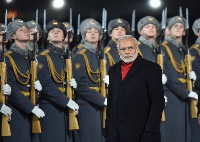 रशिया दौऱयादरम्यान पंतप्रधान नरेंद्र मोदींकडून अनवधानाने एक चूक घडली. रशियाच्या विमानतळावर दाखल झाल्यानंतर मोदींनी नेमकं काय केलं? याचा घटनाक्रम..