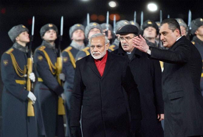 मोदींना मानवंदना देण्याची तयारी रशियाने मॉस्को विमानतळावर केली होती. उपस्थित अधिकाऱयांनी मोदींना मानवंदना स्विकारण्यासाठी त्यादिशेने मार्गदर्शन केले. पण..