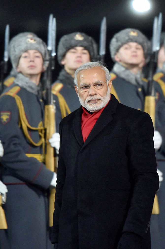 पंतप्रधान मोदी रशियाच्या मॉक्सो विमानतळावर दाखल होताच त्यांचे मोठ्या आनंदाने स्वागत करण्यात आले.