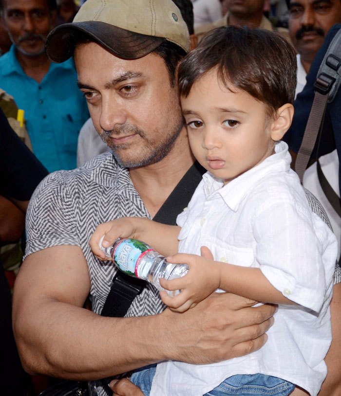 मि. परफेक्शनिस्ट आमिर खान त्याचा मुलगा आझादसोबत. (छाया- पीटीआय)