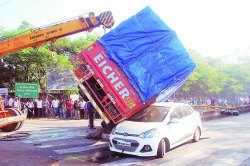 तीन वाहनांच्या अपघातामुळे वाहतूक कोंडीत भर