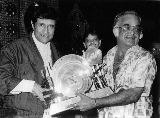 ट्रीपल प्लॅटिनम डिस्क पुरस्कार सोहळ्यात प्रमुख पाहुणा म्हणून देव आनंद उपस्थित राहिले होते. त्यांच्या हस्ते के भारत यांचा सन्मान करण्यात आला. (एक्स्प्रेस फोटो)