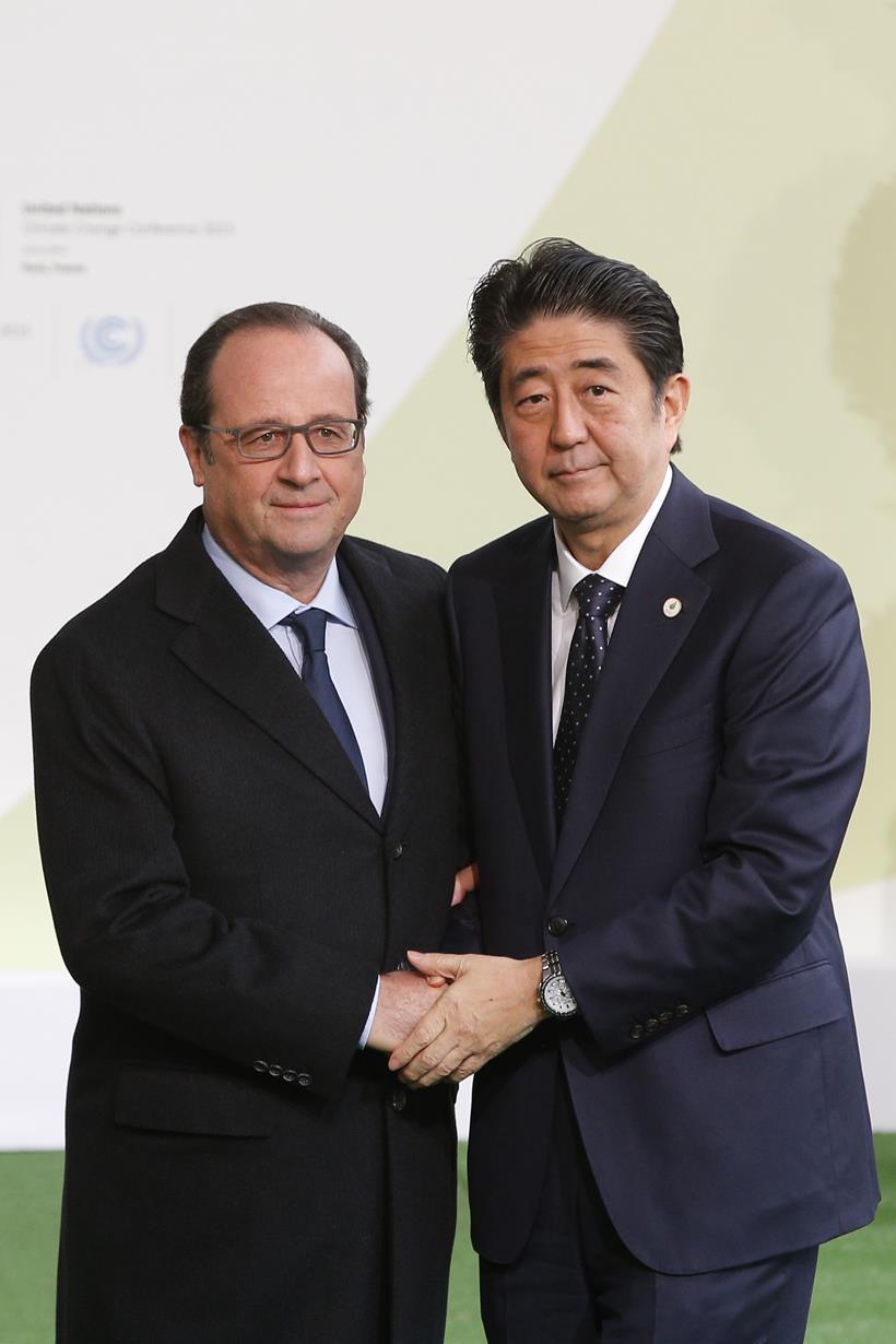 फ्रांसचे पंतप्रधान ओलांदे आणि जपानचे पंतप्रधान शिंजो अबे.(पीटीआय)