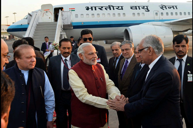 पंतप्रधान नरेंद्र मोदी लोहोर विमानतळावर पोहोचले तेव्हाचे दृश्य .
