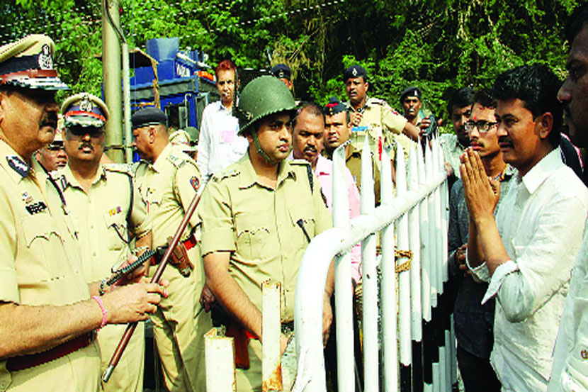 पोलीस आयुक्त एस.पी. यादव यांना विनवणी करताना मोर्चेकरी (लोकसत्ता छायाचित्र)