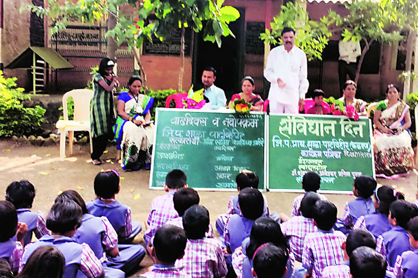 नाशिक जिल्हा परिषदेच्या कळवण तालुक्यातील पाटविहीर शाळेतील कार्यक्रमात सहभागी विद्यार्थी.