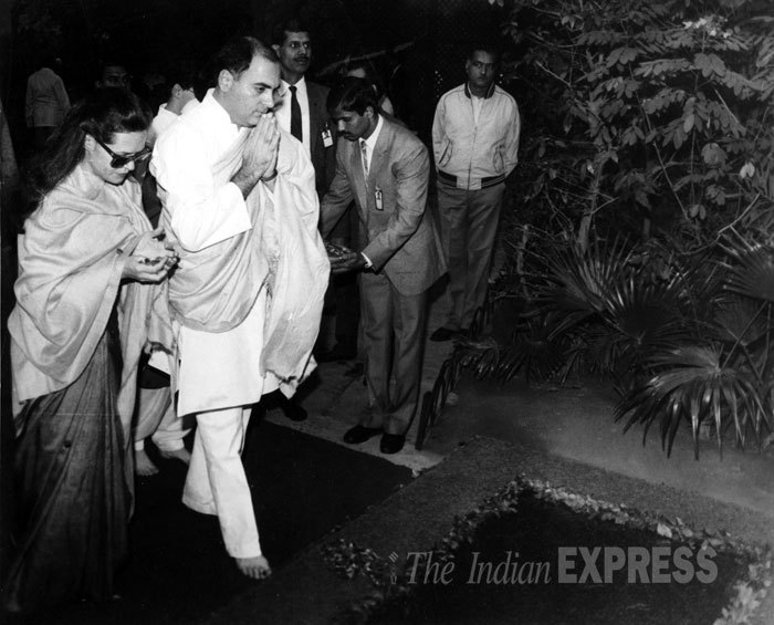 इंदिरा गांधींच्या ७६व्या जयंतीनिमित्त श्रध्दांजली वाहतानाचे सोनिया आणि राजीव गांधी यांचे दिल्लीमधील छायाचित्र. (एक्स्प्रेस संग्रहित छायाचित्र)