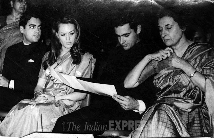इंदिरा गांधीबरोबर राजीव आणि सोनिया गांधी, दीर संजय गांधीदेखील छायाचित्रात दिसत आहे. (एक्स्प्रेस संग्रहित छायाचित्र)