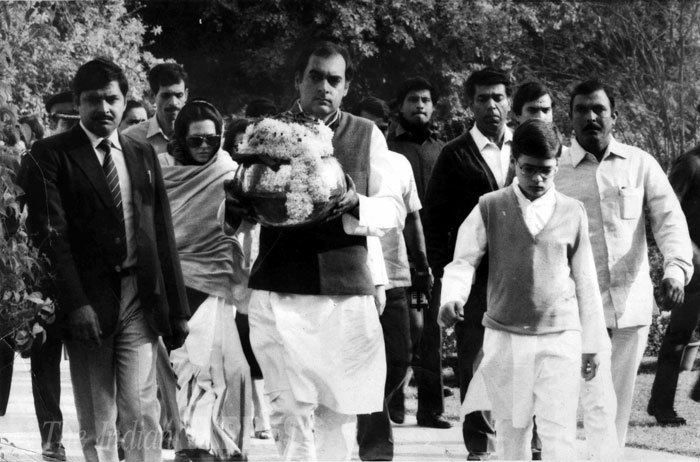 इंदिरा गांधींच्या अस्ति त्रिमूर्ती भवनमध्ये नेताना राजीव गांधी आणि बरोबर सोनिया गांधी. (एक्स्प्रेस संग्रहित छायाचित्र)