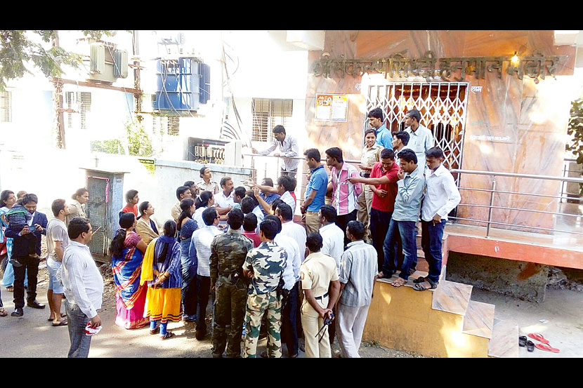 बीड शहरातील हनुमान मंदिरातील प्रवेशासाठी महिला आक्रमक