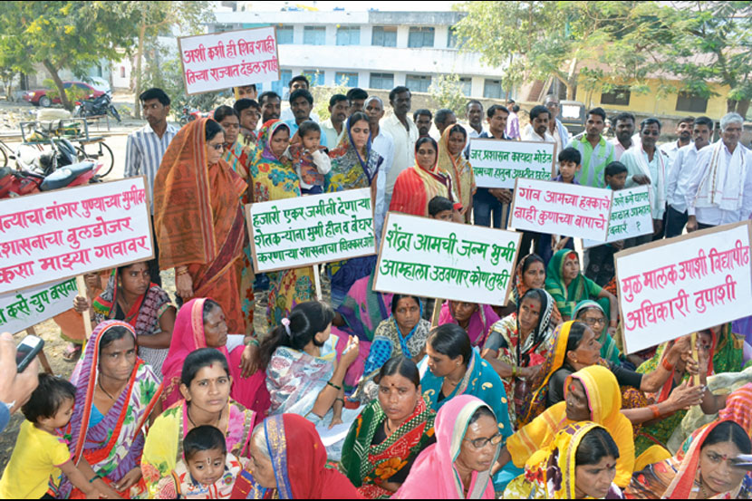 शेंद्रा येथील महिलांनी पुनर्वसनाच्या विरोधात जिल्हाधिकारी कार्यालयासमोर निदर्शने केली.