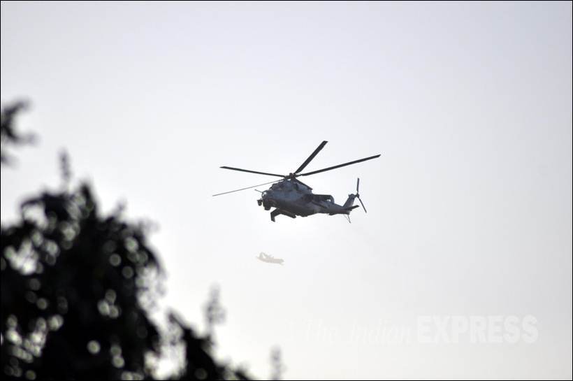 जम्मू- पठाणकोट महामार्गावरील भारतीय लष्कराच्या हवाई तळावर दहशतवाद्यांनी काल मध्यरात्री हल्ला चढवला. (छाया- राणा सिमरनजित सिंग)