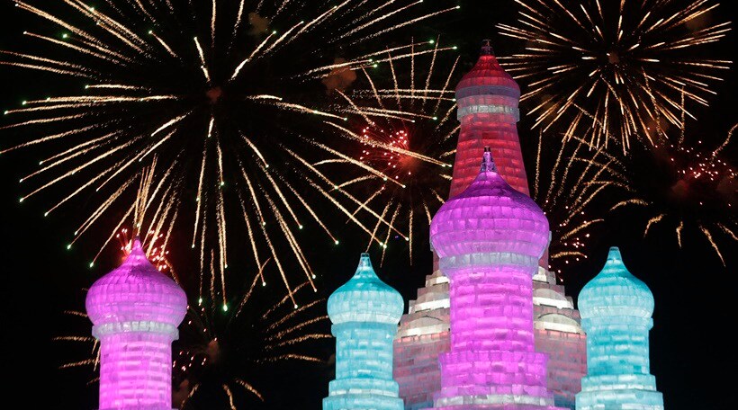 स्नो फेस्टिव्हलच्या उदघटानावेळी जोरदार आतषबाजी करण्यात आली.