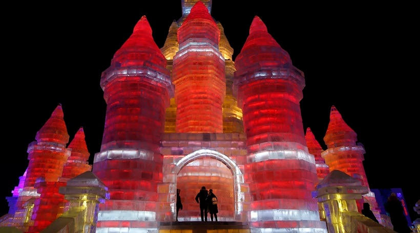 बर्फाच्या शिल्पांना आकर्षक रोषणाई देखील करण्यात आली आहे. त्यामुळे या राजवाड्यांना एक आकर्षक रुप प्राप्त झालं आहे.