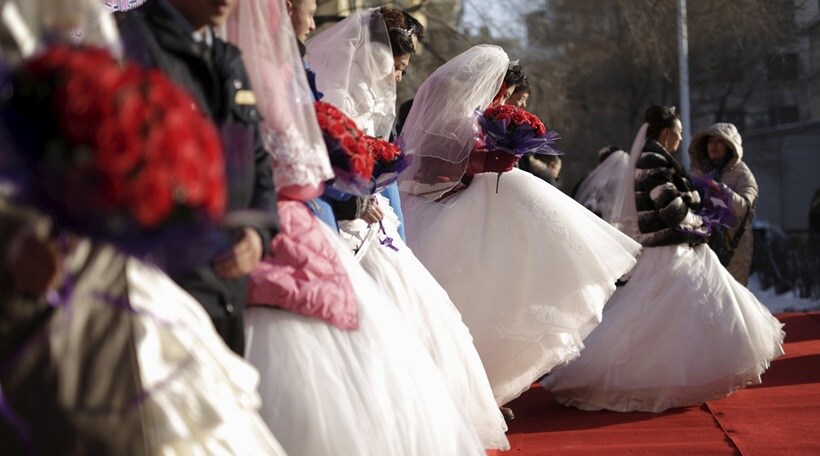 स्नो फेस्टिव्हलच्या उदघटनादिवशी चीनच्या १५ जोडप्यांचा याच बर्फाने साकारण्यात आलेल्या शहरात विवाहसोहळा देखील पार पडला.