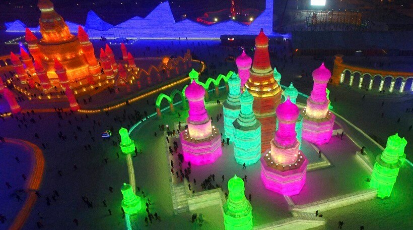बर्फांच्या शिल्पांना रोषणाईचा मुलामा मिळाल्याने फेस्टिव्हलला आणखीच रंगत आली आहे.