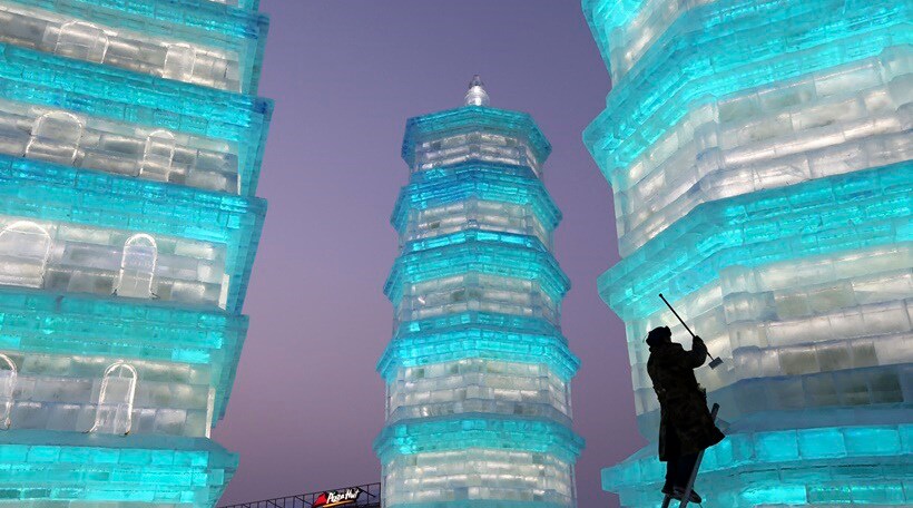 दरवर्षी लाखोंच्या संख्येने लोक स्नो फेस्टिव्हलची मजा लुटण्यासाठी चीनमध्ये दाखल होतात.