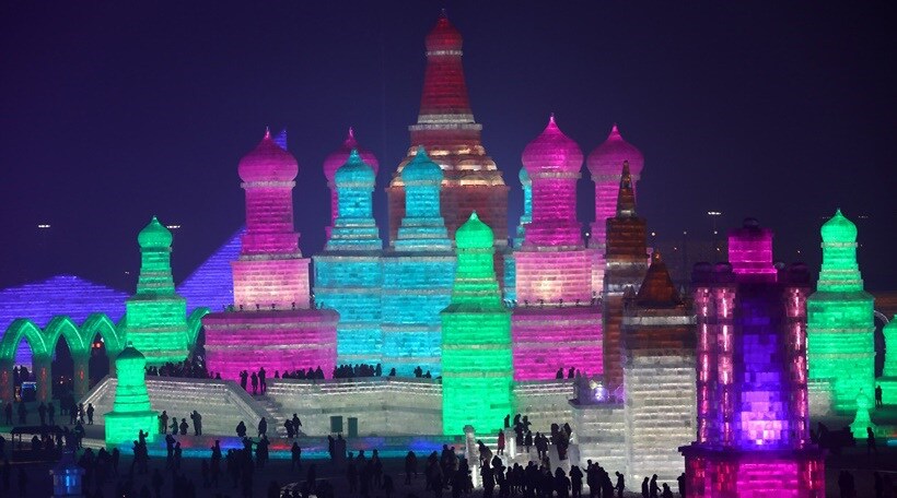 बर्फाने साकारलेल्या कलाकृती पाहण्यासाठी नागरिकांनी प्रचंड गर्दी केली होती.