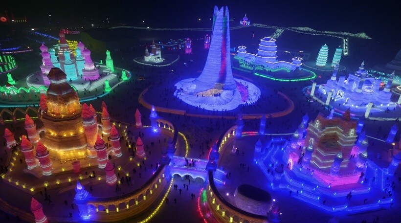 या फेस्टिव्हलमध्ये भव्य राजवाडे, इमारती आणि टॉवर हे पूर्णपणे बर्फाने साकारण्यात आले आहेत. जणू एक बर्फाचं संपूर्ण शहर येथे वसलं आहे.