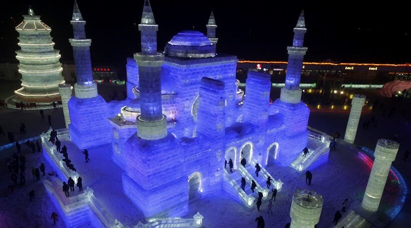 बर्फाने साकारण्यात आलेल्या या महलांच्या आता जाऊन 'थंडा थंडा कूल कूल' अनुभव देखील नागरिकांना घेता येतो.