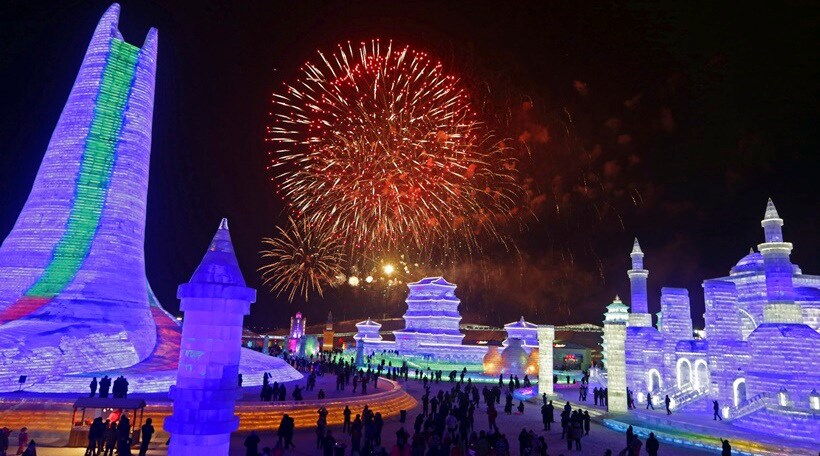 चीनच्या हार्बिन शहरात मोठ्या उत्साहात आंतरराष्ट्रीय 'स्नो फेस्टिव्हल' साजरा केला जात आहे. हार्बिनमध्ये दरवर्षी या फेस्टिव्हलचे आयोजन केले जाते. या फेस्टिव्हलमध्ये बर्फाने साकारलेले उंच राजवाडे आणि विवध शिल्पाकृती आकर्षणाचे केंद्रबिंदू ठरत आहेत. (एपी)