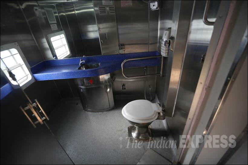 रेल्वेच्या नव्या रेल्वे डब्यांतील शौचालये आकाराने मोठी ठेवण्यावर भर देण्यात आला आहे.