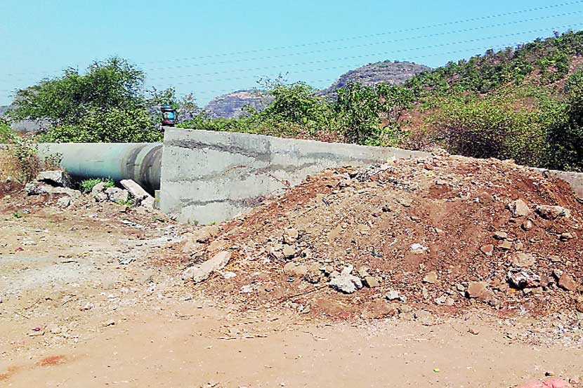 रबाळे एमआयडीसी परिसरातून नवी मुंबई आणि ठाण्याला पाणीपुरवठा करणारी एमआयडीसीची मोठी वाहिनी आहे. 