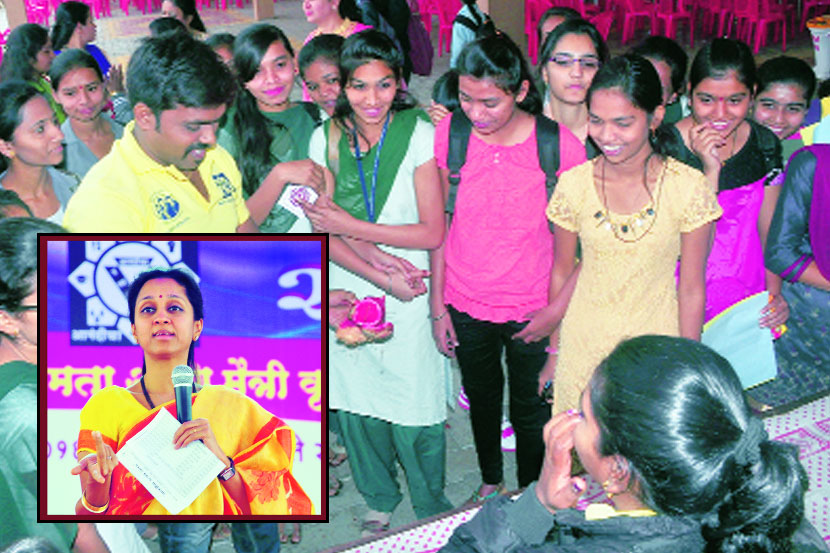 नाशिक येथे आयोजित आनंदींचा उत्सव कार्यक्रमातील स्टॉलवर अंधश्रद्धा निर्मूलन विषयावर युवतींना माहिती देण्यात आली. या कार्यक्रमात मार्गदर्शन करताना खा. सुप्रिया सुळे.