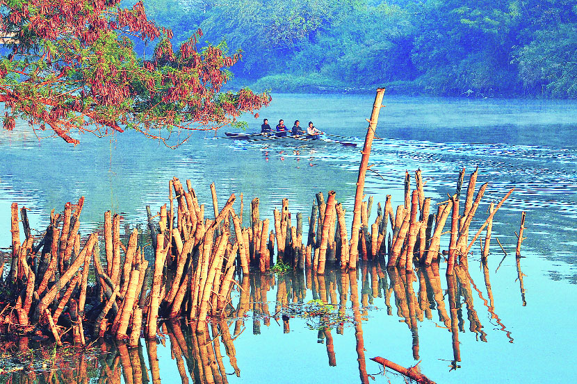 थंडीच्या हंगामात कयाकिंग हादेखील सर्वात चांगला व्यायामच. गोदावरीच्या पात्रात सकाळच्या थंडगार वातावरणात तो करताना खेळाडू. छाया- मयूर बारगजे