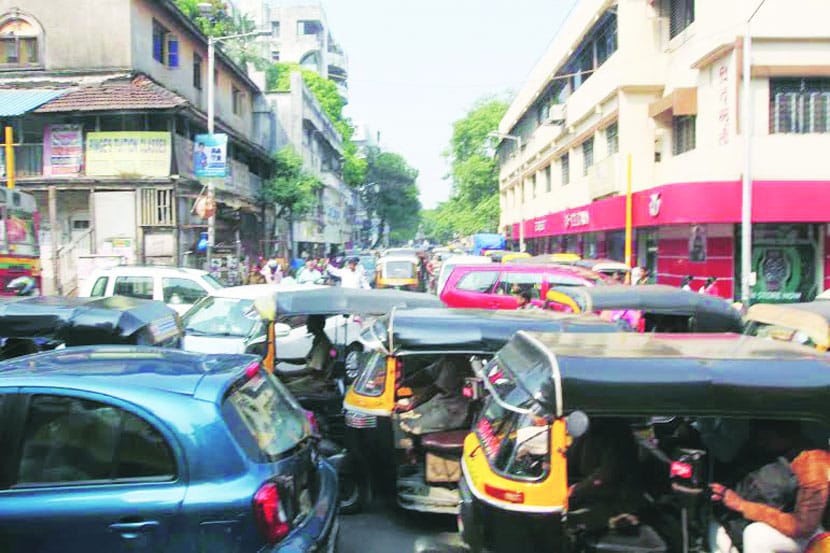  ठाणे शहरातील वाहतूक कोंडीतून नागरिकांची सुटका व्हावी या उद्देशाने वाहतूक पोलिसांनी गेल्या काही वर्षांपासून वाहतूक मार्गात मोठे बदल केले आहेत