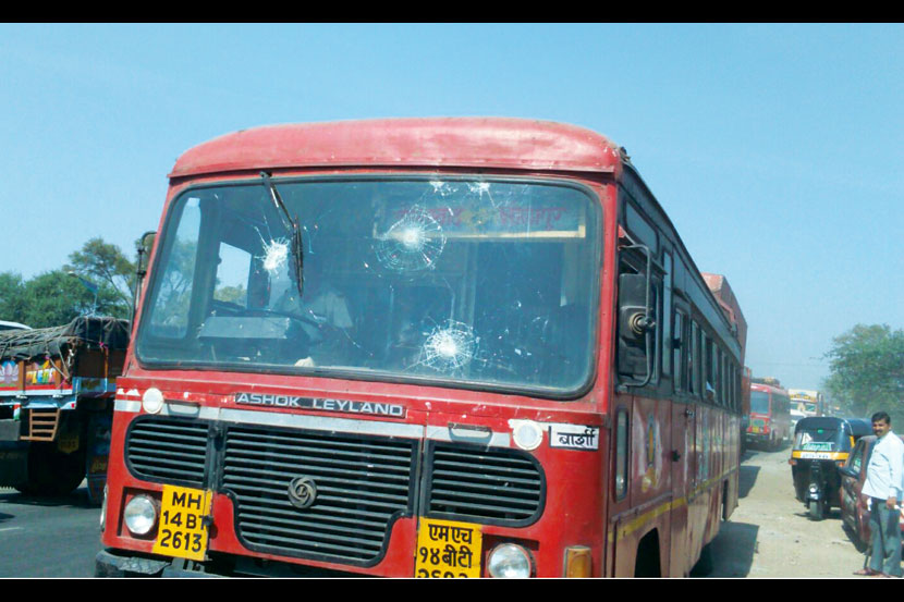 बीड शहरात समता परिषदेच्या कार्यकर्त्यांनी केलेल्या आंदोलनाच्या दरम्यान एस. टी. बसवर दगडफेक झाली. 