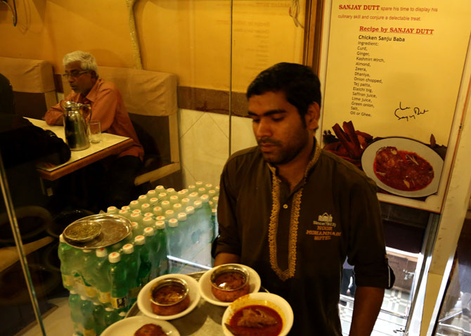 संजय दत्तच्या सुटकेचा आनंद व्यक्त करण्यासाठी दक्षिण मुंबईतील नूर मोहम्मदी हॉटेलमध्ये चिकन संजूबाबा ही डीश ग्राहकांना मोफत देण्यात येणार आहे. (छाया- अमित चक्रवर्ती)