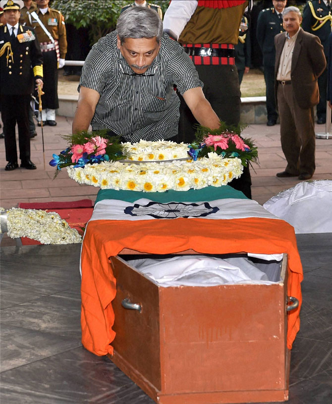 दिल्लीत संरक्षणमंत्री मनोहर पर्रिकर यांनी हणमंतप्पांच्या पार्थिवाचे अंत्यदर्शन घेतले.