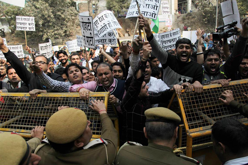 बिहारचा रहिवासी असलेल्या कुमार याच्या अटकेचा निषेध करण्यासाठी भाकपची विद्यार्थी शाखा असलेली एआयएसएफ संघटना व राजदची युवक शाखा यांचे कार्यकर्ते पाटण्यातील भाजप कार्यालयावर चालून गेले.