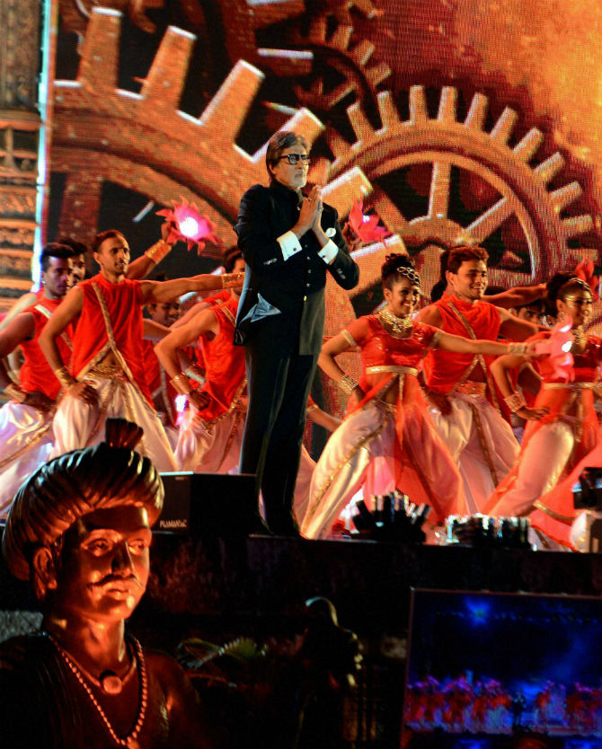 मेक इन इंडियाला उद्देशून बॉलीवूड महानायक अमिताभ बच्चन यांनी मराठमोळ्या नृत्यासह यावेळी छोटेखानी सादरीकरण केले. (छाया- प्रशांत नाडकर)