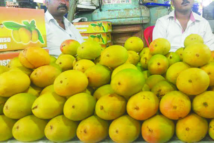 ५०० ते १२०० रुपये प्रति डझन हापूस आंबा विकला जात आहे