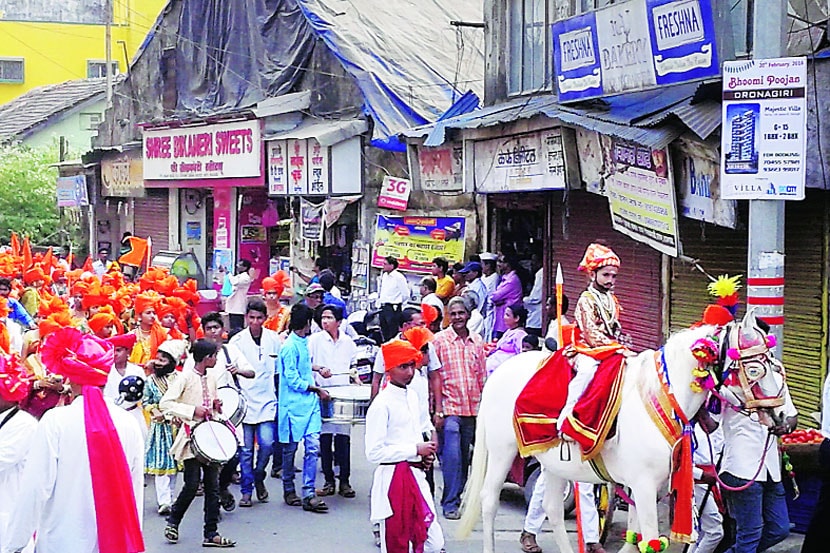 विद्यार्थ्यांनी पारंपरिक वेशभूषा करून ढोल-ताशांच्या व लेझिमाच्या तालावर नाच करीत या मिरवणुकीत सहभाग घेतला होता. 