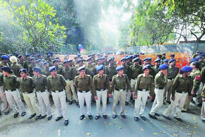 मनुष्यबळ विकासमंत्री स्मृती इराणी यांच्या विरोधात दिल्लीत काँग्रेसप्रणीत एनएसयूआय या विद्यार्थी संघटनेने शनिवारी निदर्शने आयोजित केली होती. त्यामुळे त्यांच्या निवासस्थानी कडेकोट बंदोबस्त होता.