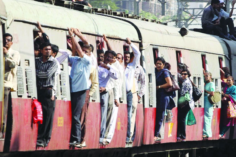 वाढत्या हल्ल्यांमुळे रेल्वे कर्मचाऱ्यांना प्रवाशांची भीती वाटतेय..