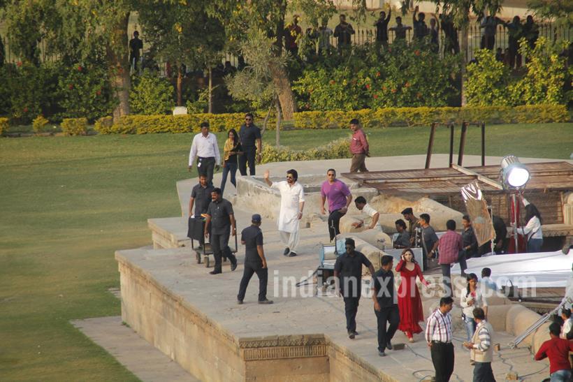 काही दिवसांपूर्वी शाहरूख खान याने अभिनेत्री महिरा खान हिच्याबरोबर अहमदाबाद येथे 'रईस' या चित्रपटाचे चित्रीकरण केले. (छाया- एपीएच)