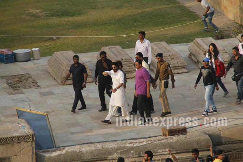 काही दिवसांपूर्वी शाहरूख खान याने अभिनेत्री महिरा खान हिच्याबरोबर अहमदाबाद येथे 'रईस' या चित्रपटाचे चित्रीकरण केले. (छाया- एपीएच)
