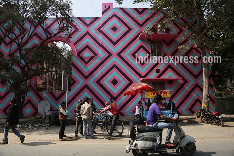 दिल्लीच्या रहदारीच्या रस्त्यावरील एका भिंतीवर साकारण्यात आलेली आणखी एक आकर्षक कलाकृती. (छाया- ताशी तोबग्याल)