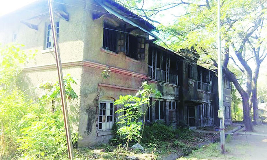 कल्याण पूर्वेकडील रेल्वेच्या जागेवरील घरांची अशी अवस्था झाली आहे.